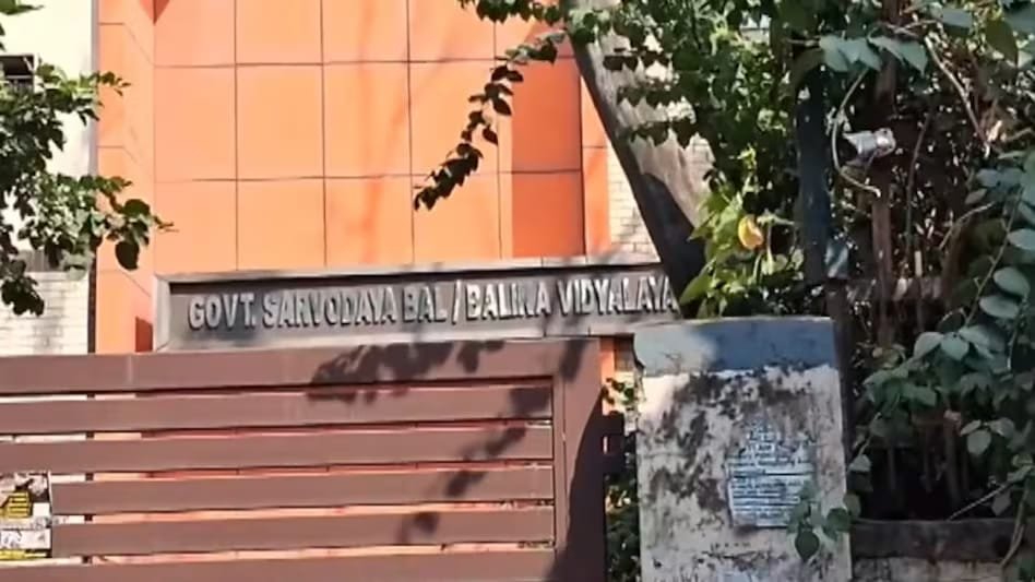 Delhi School News: दिल्ली के सरकारी स्कूल में आग से झुलसी 12वीं की छात्रा की मौत… मचा हड़कंप