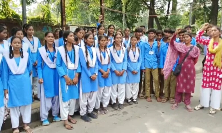 School Student Protest: मल्हार स्कूल में विद्यार्थियों का हंगामा… कलेक्ट्रेट पहुंचकर की कार्रवाई की मांग