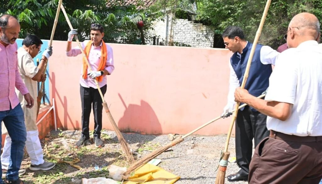 Seva Sankalp Abhiyan: सेवा संकल्प अभियान के तहत स्वच्छता की पहल… मंत्री टंकराम वर्मा ने की सफाई