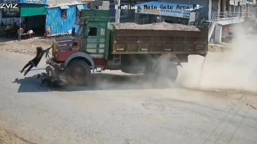 Viral Accident News: ट्रक के बंपर को पकड़कर युवती ने बचाई जान… हादसे का वीडियो वायरल