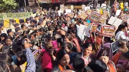 BJP Mahila Morcha: मणिपुर के सांसद के खिलाफ रायपुर में बीजेपी महिला मोर्चा का प्रदर्शन… कार्रवाई की मांग
